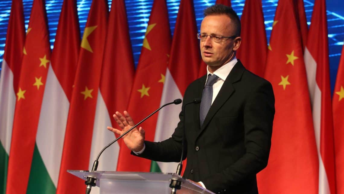 Direkt36: Szijjártó régi barátjának bombaüzletet hozott a debreceni akkumulátorgyár